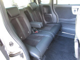 前席との距離や荷室長を左右で別々に調節できるスライドシートを標準装備しております。操作は荷室側からも行なえ、19CMのスライドができます。
