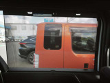 [日差し対策もバッチリ!] 後席用サンシェードを装備。夏場の車内温度上昇を抑え、快適な移動空間を実現します!