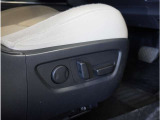 【パワーシート】電動で座面を前後上下に動かすことができます。簡単に運転しても疲れにくい姿勢に調整できます。