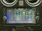 地図表示のほか、iPodやFM、テレビなどの選択肢が画面上に並び、使いたい機能を見つけやすい構成です。音源を切り替えながら、日々の移動を便利にサポートします。