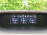 車両情報を表示するモニターがダッシュボード上部に配置され、運転中も視線を大きく移さず確認しやすい位置です。時刻や外気温のほか、車両に関する情報をまとめて把握でき、日常の運転をサポートします。