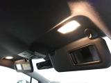 運転席と助手席にちょっとした身だしなみのチェックに便利なバニティミラー付サンバイザー♪