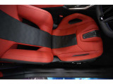 BMW Individualエクステンドレザーメリノのフィオナレッドを採用。鮮やかなレッドカラーが室内に華やかさをもたらし、スポーツモデルらしい情熱的な空間を演出します。