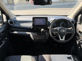 運転席まわりは見通しがよく、前方や周囲の状況を確認しやすいレイアウトです。シートやドア内張りも落ち着いた色合いで、毎日の乗り降りにも親しみやすい空間です。