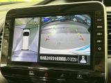 後方の映像に加え、車両周辺を確認する表示も備わり、駐車時の安全確認をサポートします。画面上のガイド表示を参考にしながら周囲を確かめられるため、車庫入れや狭い場所での駐車に便利です。