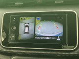 後退時に車両後方の映像と周囲の様子を画面で確認でき、駐車スペースへの出し入れをサポート。ガイド表示もあり、周囲に気を配りながら操作できます。