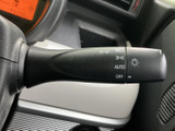 レバーに方向指示器やライトの表示があり、操作内容を目で確かめやすい仕様です。AUTOを含む表示が見やすく、状況に応じた灯火類の操作を運転席から行いやすい装備です。