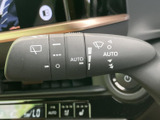 レバーにはワイパー操作の表示やAUTOの表記があり、操作内容を手元で確認しやすい仕様です。雨天時など状況に応じた操作を行う際にも表示が目に入りやすく、日常の運転をサポートします。