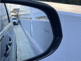 隣車線を走る車両をレーダーで検知し、ドアミラーでは確認しにくい後側方エリアに存在する車両に加え、急接近してくる車両も検知します。車両を検知するとドアミラーに搭載されたLEDインジケーターが点灯します。