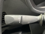 操作位置を示すマークが見やすく、運転席から設定を確認しやすいレバーです。天候や視界に合わせて手元で扱えるため、雨の日の移動にも役立ちます。