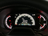 速度や燃料残量など、運転に必要な情報をメーター内で確認できます。中央の表示部にも情報がまとまり、走行中に必要な項目を把握しやすい構成です。日々の運転をサポートする見やすい計器まわりです。