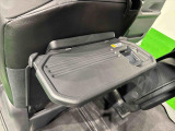 飲み物や食べ物を気軽に置ける格納式シートバックテーブルを、運転席と助手席の背もたれにご用意。車内の休憩も快適です!