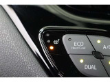 運転席と助手席には寒い日の肩や腰、冷えやすい下肢を温めてくれるシートヒーターが付いております!