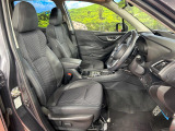 運転席まわりには十分なスペースがあり、大柄な方でもゆったり運転していただける環境です。