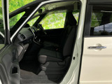 運転席まわりは前方の視界が広く、座席に腰掛けた際も周囲を確認しやすいレイアウトです。落ち着いた色合いでまとめられ、足元にもゆとりがあり、日常の移動に使いやすい室内です。