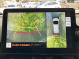 後方の映像に加えて車両周辺の様子も画面で確認でき、駐車時の安全確認をサポートします。ガイド表示も備わり、後退時に周囲との距離感をつかみやすく、駐車操作に役立ちます。