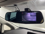 【デジタルルームミラー】車両後方カメラの映像をルームミラーに映すことが出来ます。 そのため、後席に人や荷物があって後方が見えづらい場合でもしっかり視界を確保することが出来ます。
