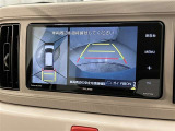 車庫入れなど後進運転時に死角をモニターで確認ができて安全です♪ ステアリング操作の参考になるガイド線も表示しますので車庫入れがニガテな方も安心ですネ!