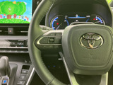 握りやすい形状のステアリングに各種スイッチを配し、運転姿勢を保ちながら必要な操作へ手を伸ばせます。メーターやセンターディスプレイも視界に収まり、使い勝手を確かめやすいです。