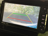 後方の様子を画面で確認でき、駐車時の周囲確認をサポートします。ガイド線も表示されるため、車庫入れや狭い場所での切り返しなど、日常の駐車シーンで役立ちます。