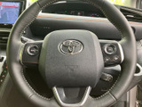握る位置にオーディオや表示関連のスイッチがまとまり、運転姿勢を大きく変えずに手元で操作できます。メーターを見ながら扱いやすく、日常の運転をサポートする装備です。