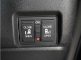 両側パワースライドドア付き!挟み込み防止機能でお子さまの乗り降りも安心です。さらに車内・車外のドアハンドルはもちろん、運転席スイッチやリモコンキーからも開閉できるので、大変便利な装備です!
