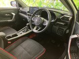 運転席と助手席は、座面や背もたれに柄を配したシートに赤い縁取りがアクセント。前方や左右の視界も確保され、落ち着いて過ごせる空間です。
