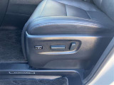 パワーシート搭載。微妙な調整が手軽にでき、最適なポジションで運転することが可能です。