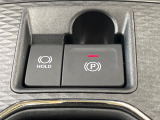 【電動パーキングブレーキ】パーキングブレーキは便利な電動式!ボタン一つで操作でき、アクセルを踏めば自動で解除されます♪レバーやペダルが無いので運転席廻りもすっきりしますね♪