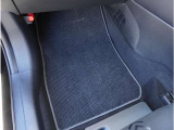 【フロアマット】フロアマットもキレイな状態となっております。ご納車前にも徹底的に洗浄・掃除した後ご納車させていただきます。お近くの島根マツダまでお越しください。