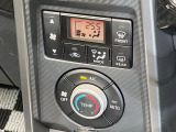 【オートエアコン】一度お好みの温度に設定すれば、車内の温度を検知し風量や温度を自動で調整。暑い&hellip;寒い&hellip;と何度もスイッチ操作をする必要はありません。快適な車内空間には必須の機能ですね♪