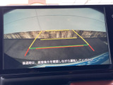 後方の様子に加えてガイド線が表示され、駐車時に車両と周囲との距離感をつかむ目安になります。後退時の安全確認をサポートし、駐車を補助してくれる装備です。