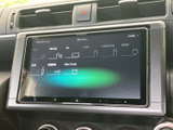画面から音楽や映像などの入力項目を確認でき、利用したいメディアを選びやすい構成です。複数の接続先が表示されており、日々の移動中にお好みの楽しみ方を取り入れられます。