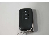 「スマートキー」。キーをポケットやバックに入れたまま車のドアの解錠・施錠、エンジンのON/OFFが行えるます。