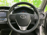 手になじみやすい形状で、運転中も握りやすい印象です。手元にはスイッチ類を備え、視線を大きく動かさずに機能へアクセスできる便利な装備です。