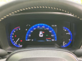 速度やエンジン回転数、燃料残量などの情報がひと目で確認しやすく、運転中に必要な表示を把握できます。中央にも車両情報が表示され、視線を大きく動かさず状況を確かめられます。
