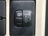 対向車や先行車への配慮が可能。積載物の状況に応じてヘッドライトの照射角度を手動調整できるスイッチ。