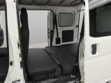 シートをアレンジすることで、荷室を広々と使えるフルフラット仕様にできます!長尺物や大きな荷物も積みやすく、仕事での荷物運搬はもちろん、趣味やレジャーなど幅広い用途で活躍します。