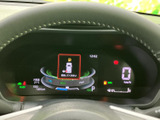 速度や燃料残量、時刻などの情報がまとまって表示され、運転中にも必要な項目を確認しやすいレイアウトです。中央の案内表示や走行状況の表示も備え、日々の確認に便利です。
