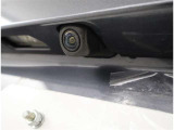 バックカメラが付いているので後方確認が非常にしやすいです。今や運転初心者も熟練者も必須装備!ついていて損はないですね♪