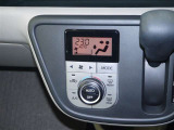 【オートエアコン】設定した温度になるように車が自動で風量や吹き出し口、冷暖房の強さを調整してくれるエアコンです。一度温度を設定すれば、自動で快適な室温を保ってくれるので運転に集中しやすいですよ♪