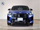 【BMWの伝統-1】BMWの特徴的な&ldquo;キドニーグリル&rdquo;は、80年以上続く伝統の形でございます。変わらないこだわりのデザインが、プレミアムブランド&ldquo;BMW&rdquo;を創り出します。