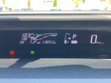 速度やシフト位置、燃料残量などの情報がメーター内にまとまり、運転に必要な表示を確認しやすい配置です。走行時の情報把握を助け、日々の運転をサポートします。