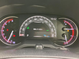 速度や燃料残量などの情報がひと目で確認しやすく、運転中も必要な表示を把握しやすい配置です。警告灯や各種表示もまとまり、日々の確認に役立ちます。