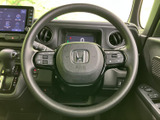 ステアリングに複数のスイッチがまとまり、運転姿勢を保ちながら必要な操作に手が届きやすい配置です。握りやすい形状で、メーターや周囲の表示を確認しながら扱える日常使いに便利な装備です。