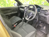 運転席と助手席を後方から確認でき、前席まわりの見通しも確保されています。シートや足元は落ち着いた色合いで、乗り降りの際も自然に過ごせます。