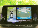 車両周囲を確認するカメラ映像が画面に表示され、駐車時の安全確認をサポートします。複数の視点で周囲を見られるため、狭い場所での取り回しにも役立ちます。