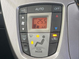 【オートエアコン】一度お好みの温度に設定すれば、車内の温度を検知し風量や温度を自動で調整。暑い&hellip;寒い&hellip;と何度もスイッチ操作をする必要はありません。快適な車内空間には必須の機能ですね♪