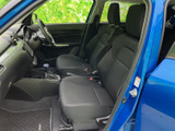 前席はシートの形状が身体を包み、乗車時に落ち着いて過ごせる空間です。運転席から前方を見渡しやすく、足元にもゆとりが感じられるレイアウトとなっています。