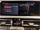 【ドライバーコックピット】人間工学に基づきドライバー中心にすべての操作パネルを設計。ドライバーが直感的に操作できる様にドライバー側にわずかに傾斜。常に運転に最適な姿勢/視線を保つ事が出来ます!